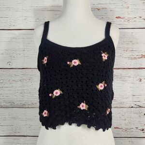 ARIZONA JEAN CO Black And Floral Crochet Cropped Tank Top (M)